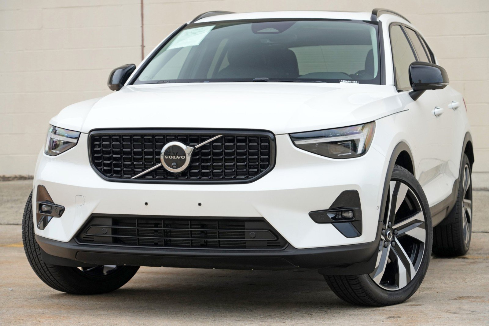 Used 2025 Volvo XC40 B5 Plus w/ Protection Package Premier AWD/4WD image 3