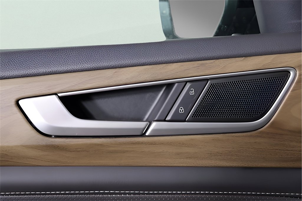 Used 2025 Volkswagen Atlas SE image 17