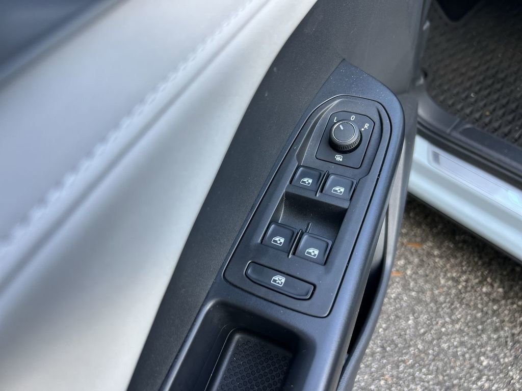 Used 2025 Volkswagen Taos SE w/ Panoramic Sunroof Package image 15