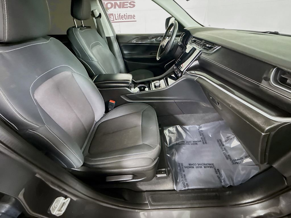 Used 2022 Jeep Grand Cherokee L Laredo w/ Luxury Tech Group I AWD/4WD image 31