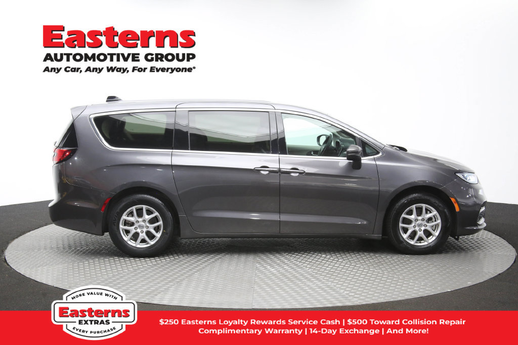 Used 2023 Chrysler Pacifica Touring-L FWD image 47