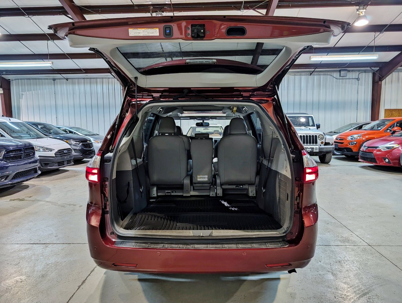 Used 2017 Toyota Sienna XLE Premium image 24