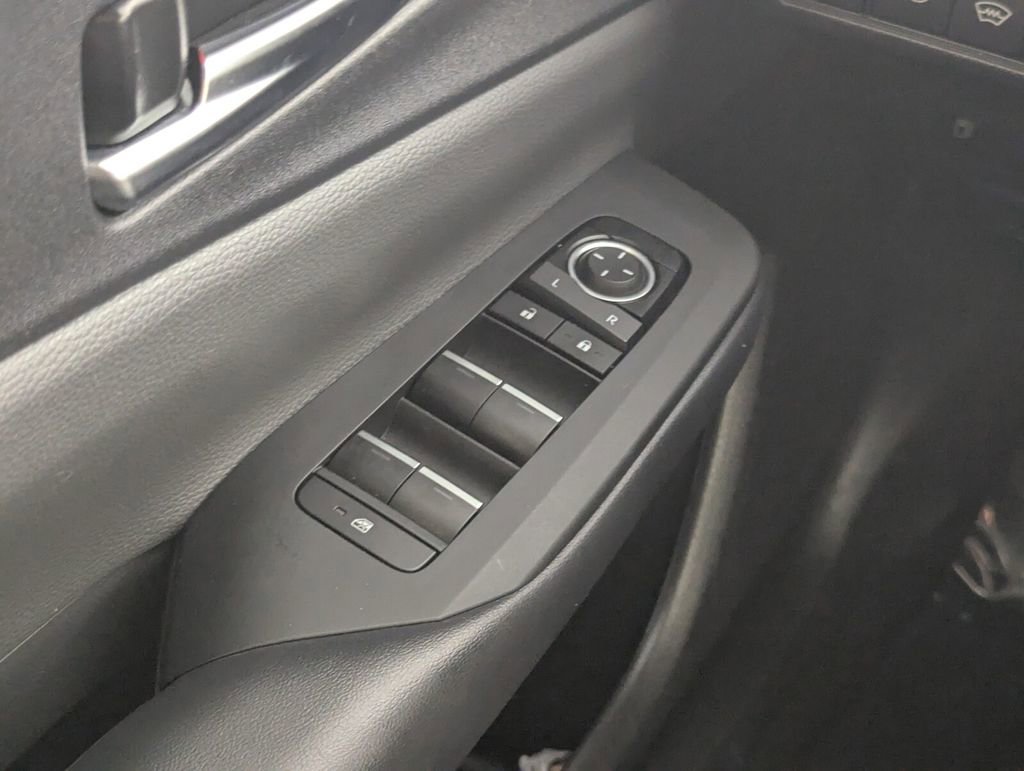 Used 2025 Toyota Prius XLE FWD image 18