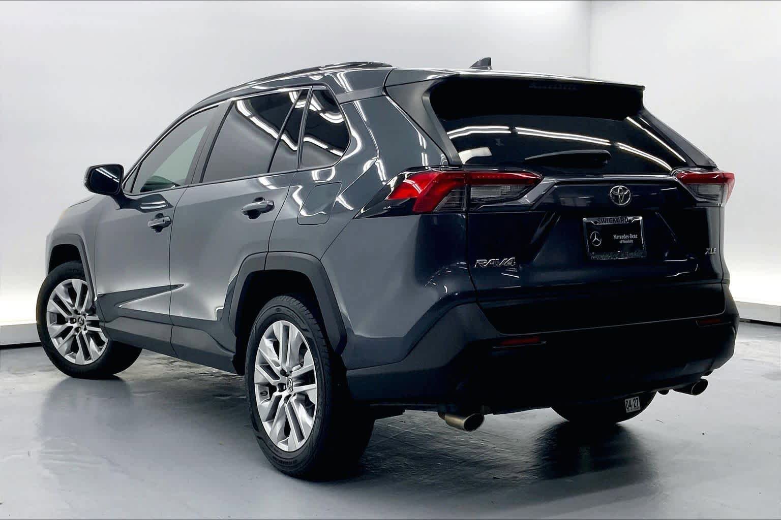 Used 2019 Toyota RAV4 XLE Premium FWD image 2