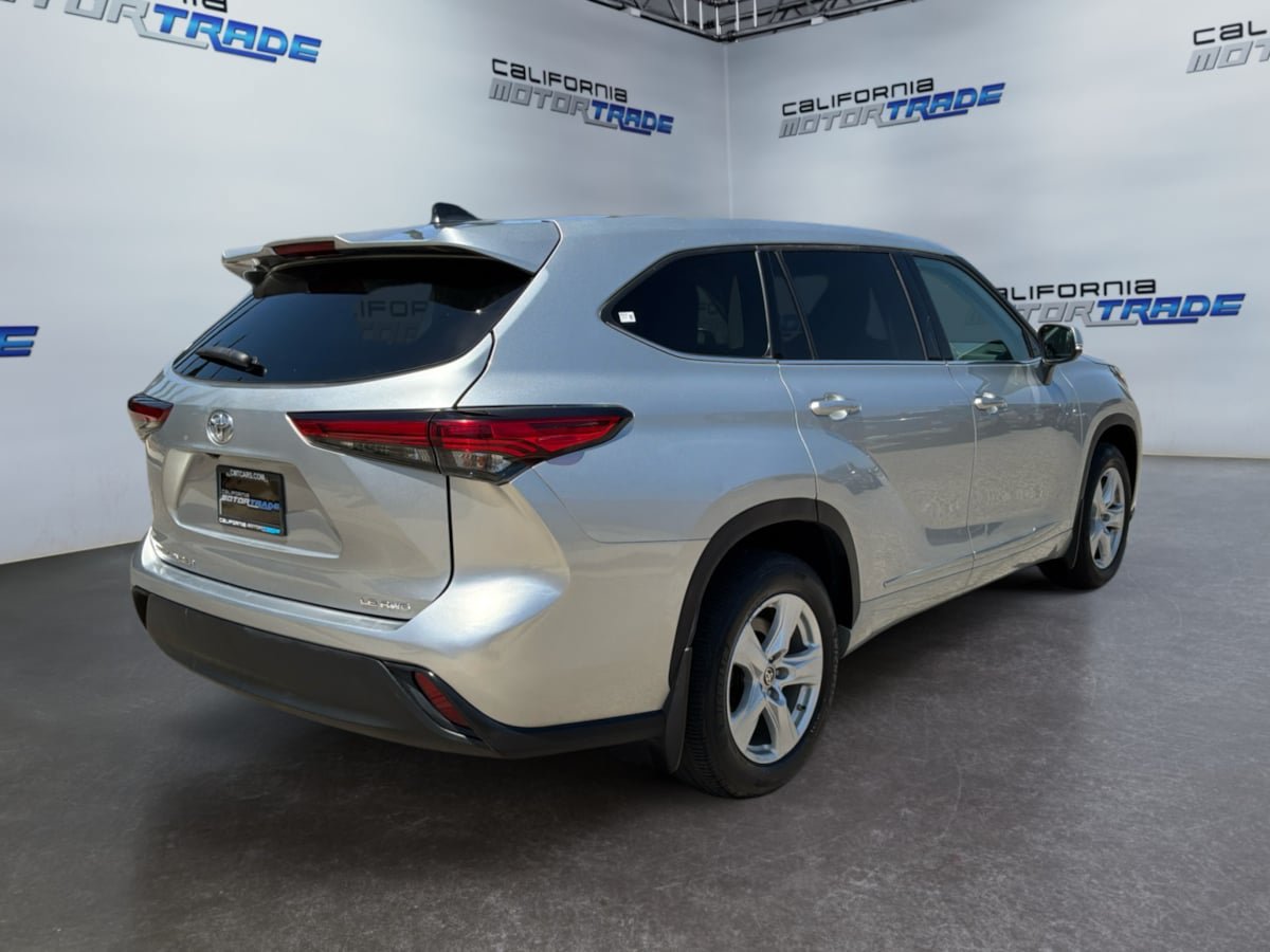 Used 2022 Toyota Highlander LE AWD/4WD image 5