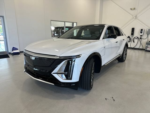 Used 2025 Cadillac Lyriq Luxury w/ LPO, Floor Liner Package AWD/4WD image 5