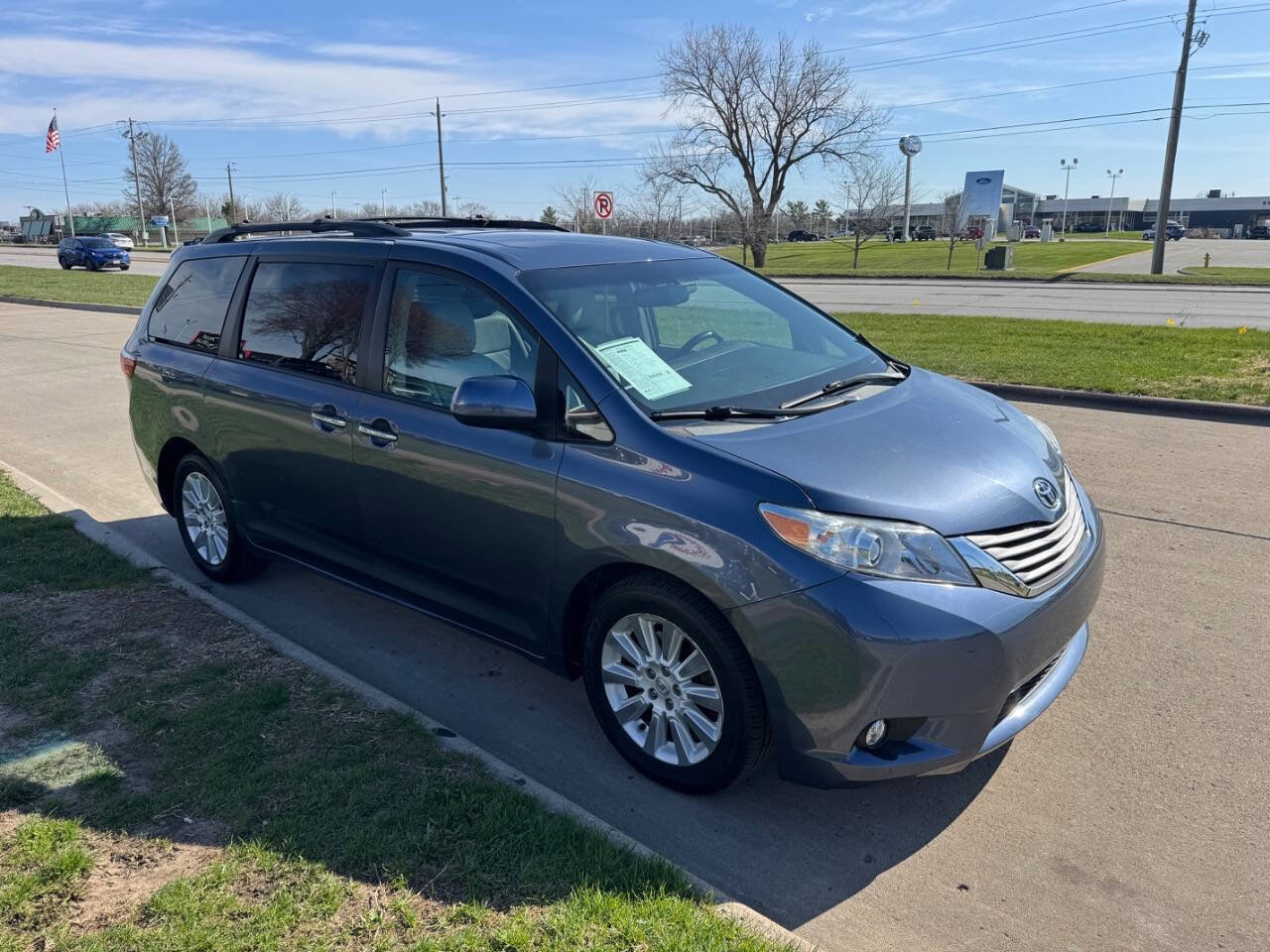 Used 2015 Toyota Sienna XLE w/ XLE Navigation Package AWD/4WD image 6