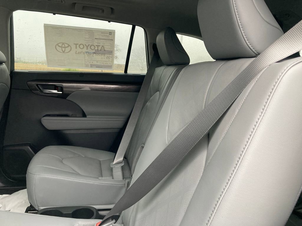 New 2026 Toyota Highlander Platinum AWD/4WD image 11