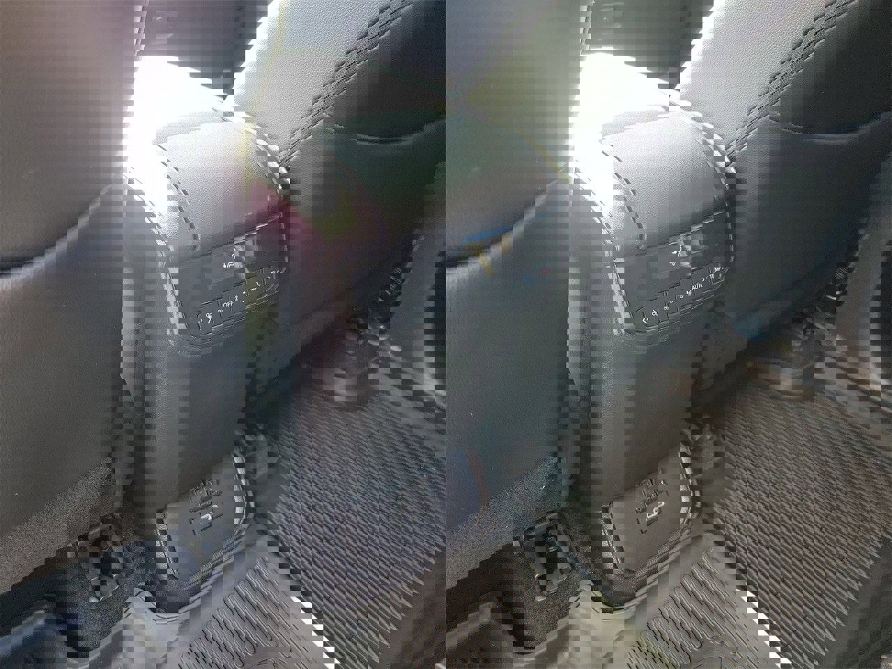 Used 2024 Toyota Highlander LE image 12