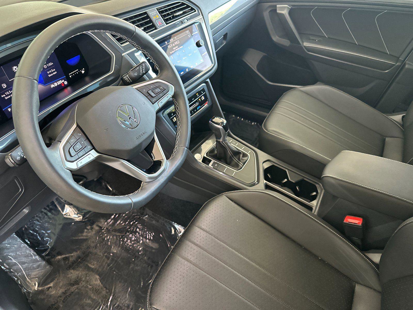 Used 2023 Volkswagen Tiguan SE w/ Panoramic Sunroof Package FWD image 9