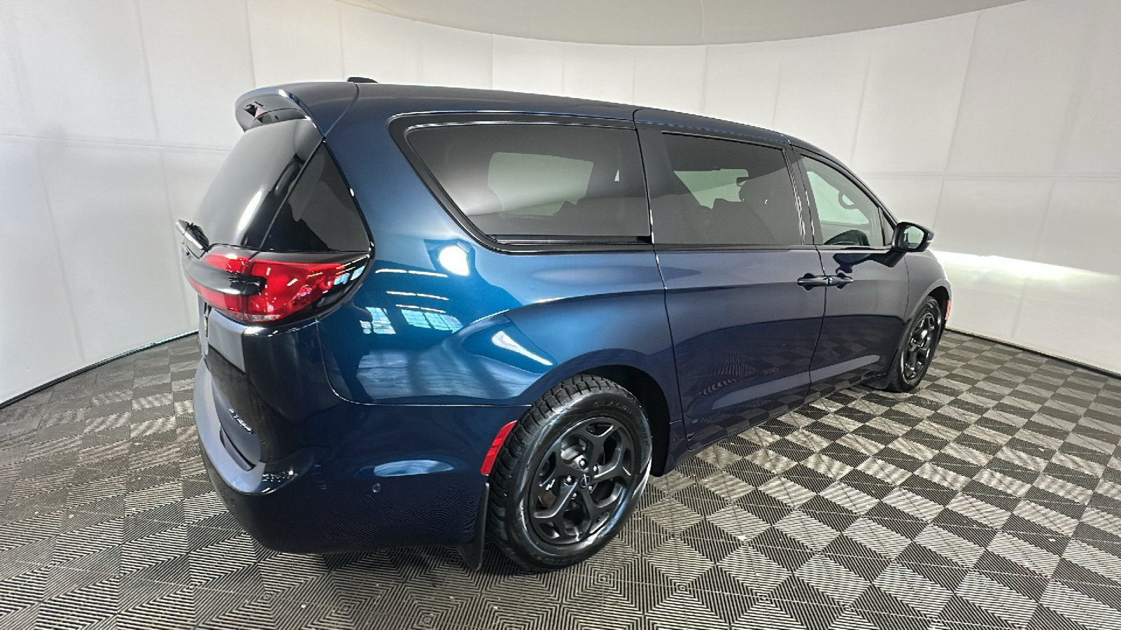 Used 2023 Chrysler Pacifica Touring-L w/ Uconnect Theater Family Group FWD image 3