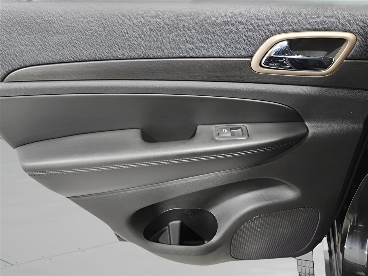 Used 2016 Jeep Grand Cherokee Laredo image 24