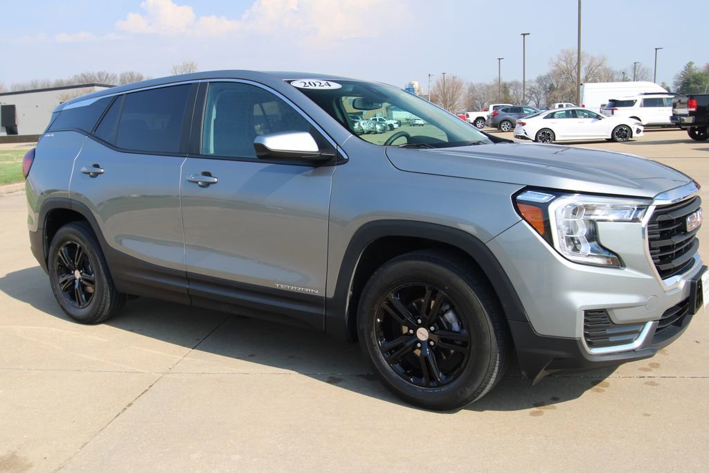 Used 2024 GMC Terrain SLE image 3