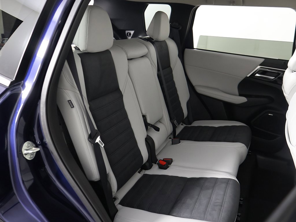 New 2025 Mitsubishi Outlander SE image 34