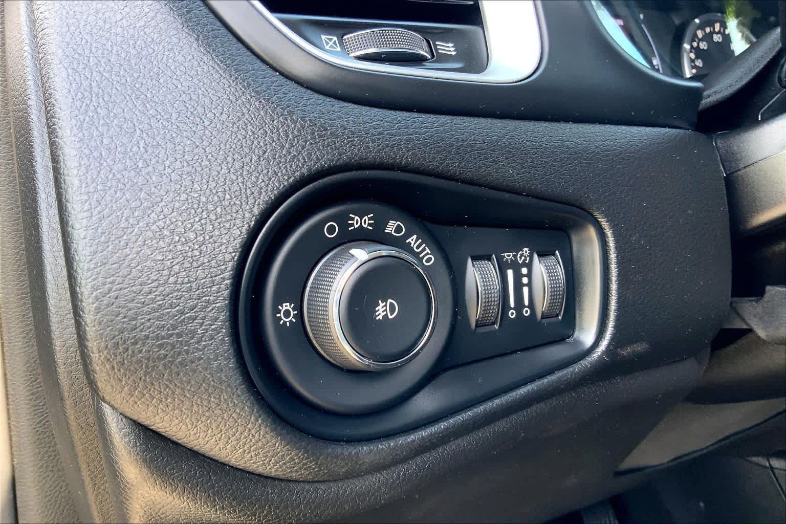 Used 2018 Jeep Renegade Latitude FWD image 35