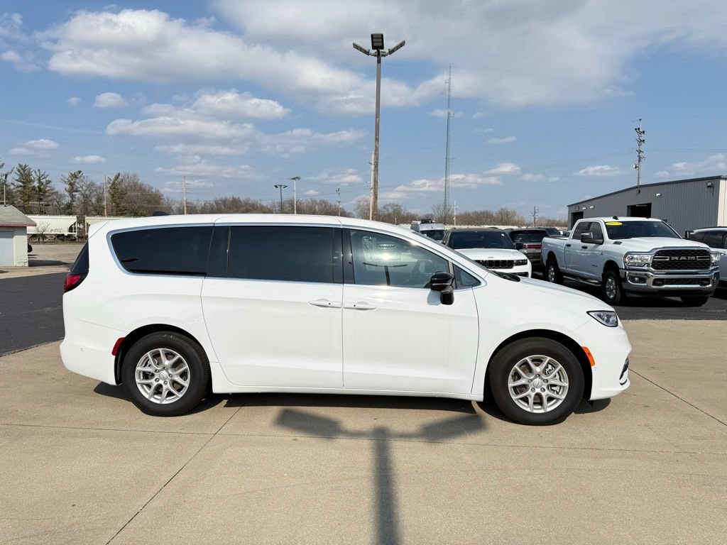 New 2025 Chrysler Pacifica Select FWD image 8