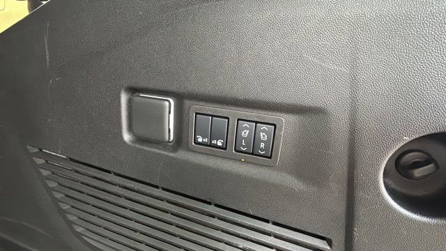 Used 2025 Chevrolet Suburban Z71 w/ Comfort Package image 39