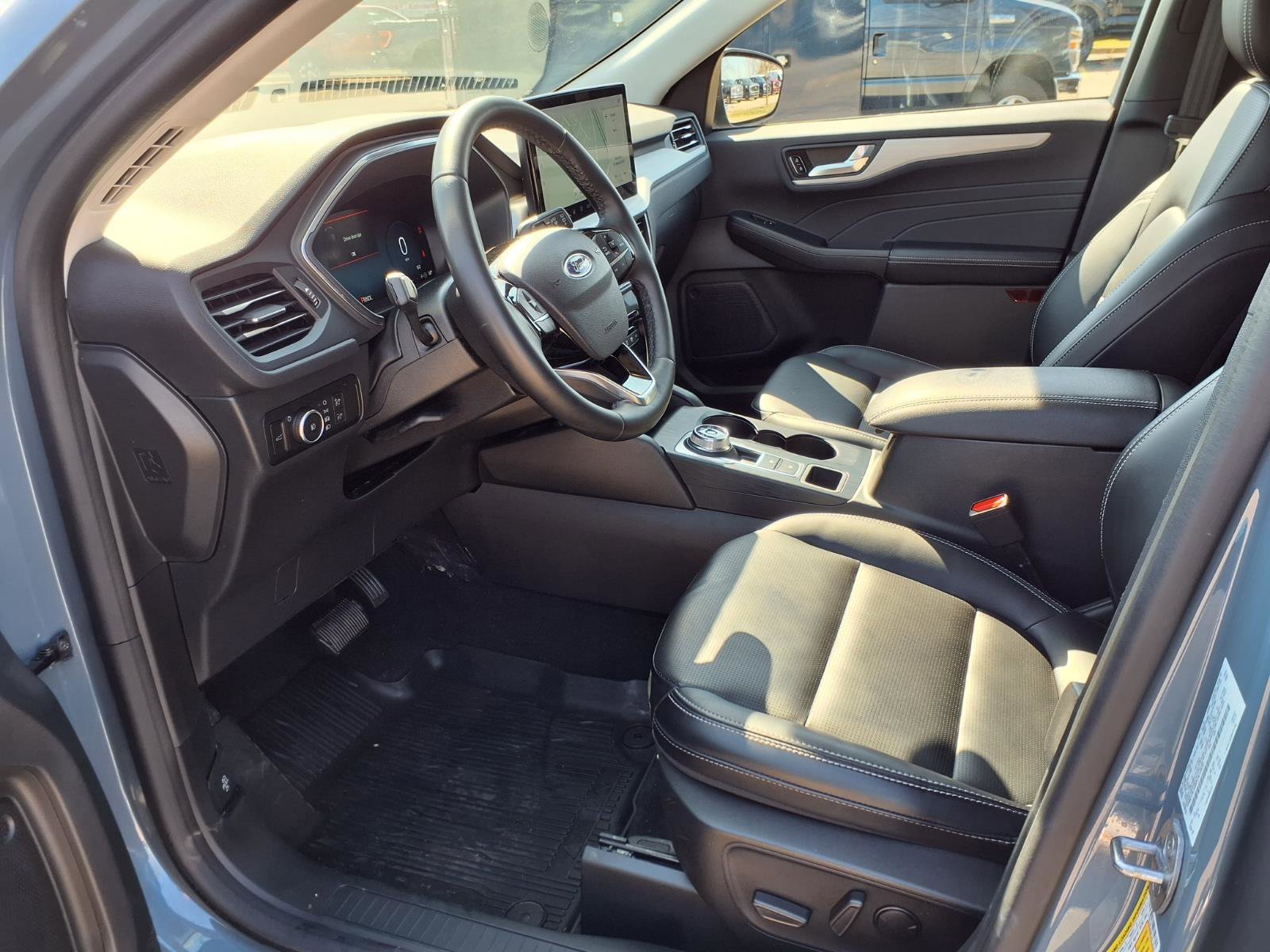 Certified 2023 Ford Escape Platinum w/ Class II Trailer Tow Package image 11