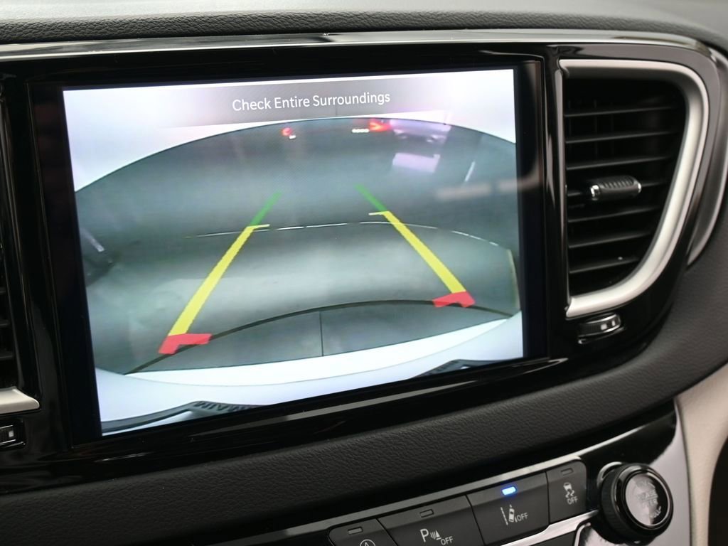 Used 2023 Chrysler Pacifica Touring-L image 23