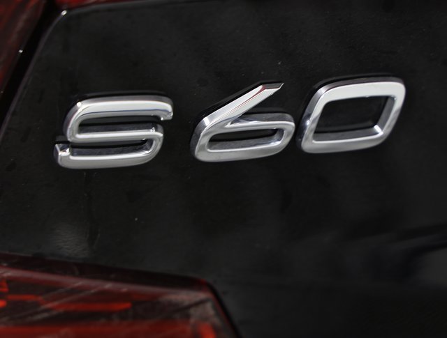 Used 2020 Volvo S60 T6 R-Design image 4