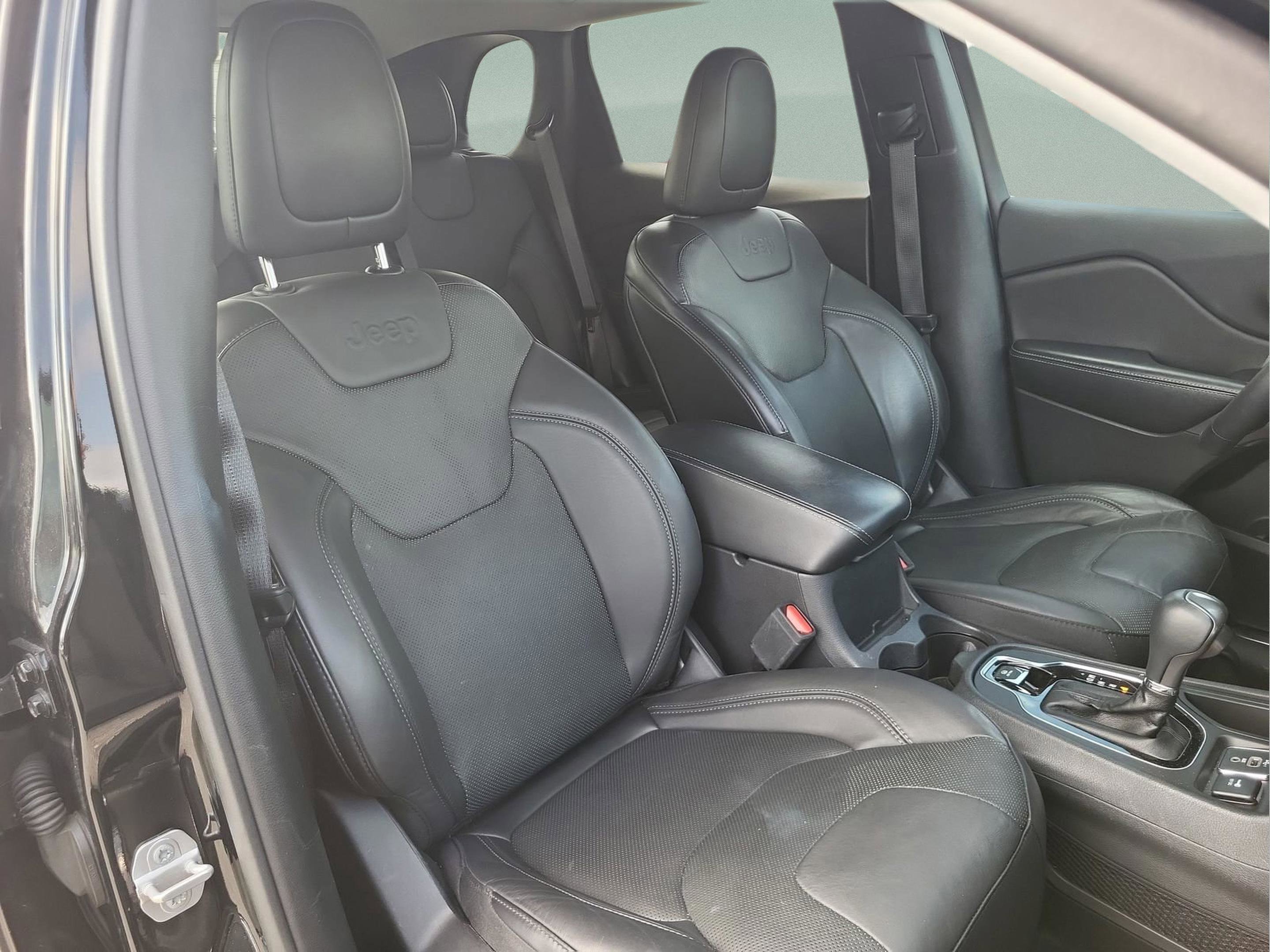 Used 2019 Jeep Cherokee Limited image 19