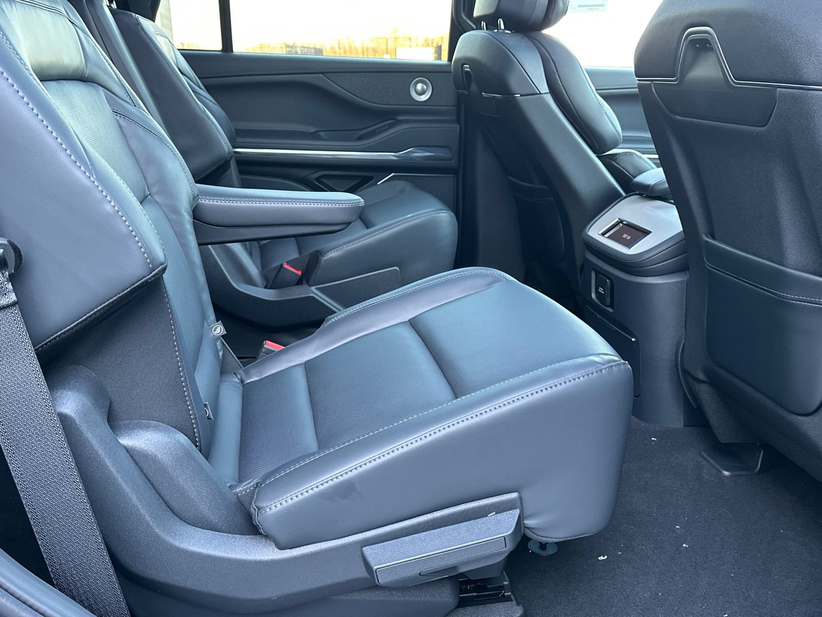 New 2026 Lincoln Navigator Reserve w/ Jet Appearance Package AWD/4WD image 17
