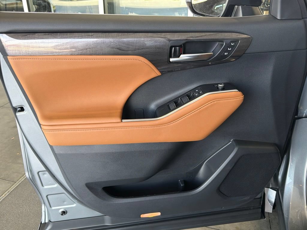 New 2026 Toyota Highlander Platinum AWD/4WD image 15