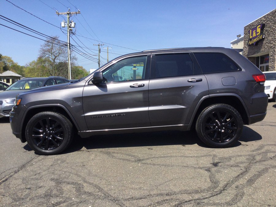 Used 2018 Jeep Grand Cherokee Altitude AWD/4WD image 11