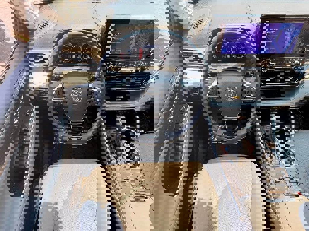 Used 2023 Toyota Highlander Limited FWD image 18