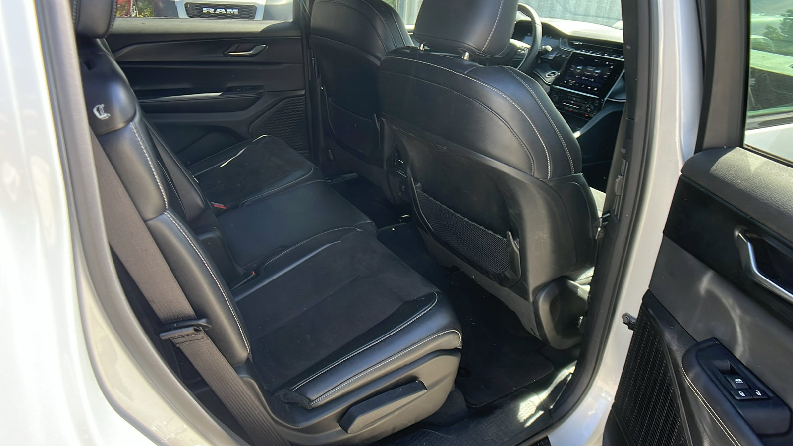 Used 2024 Jeep Grand Cherokee L Laredo image 21