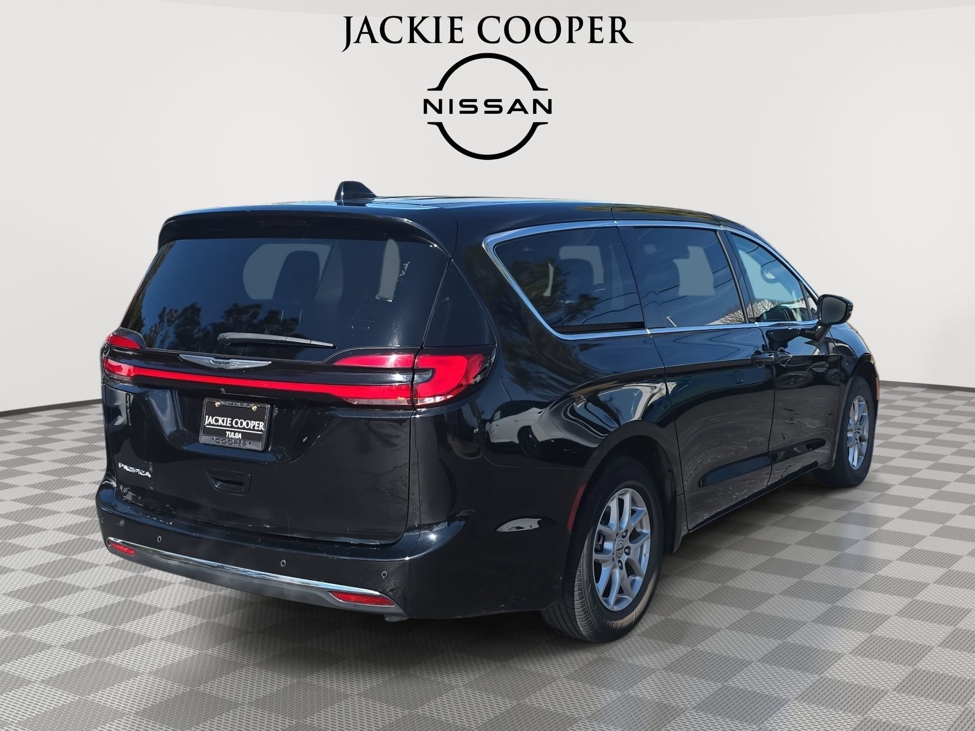 Used 2024 Chrysler Pacifica Touring-L FWD image 5