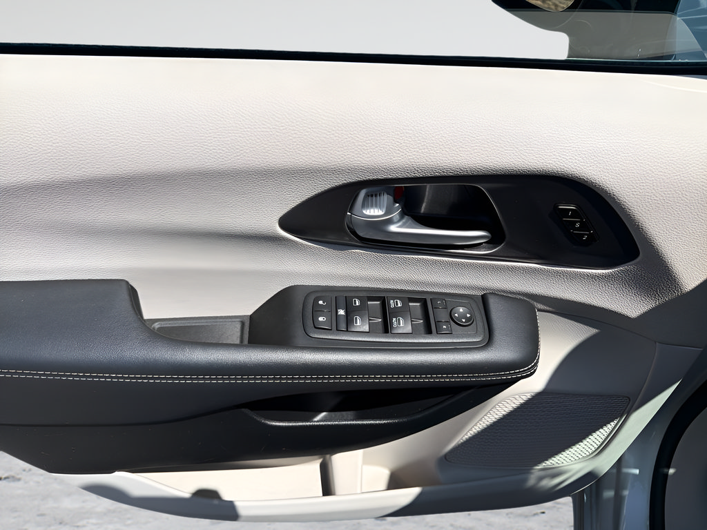 Used 2024 Chrysler Pacifica Touring-L FWD image 23