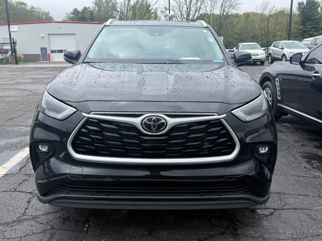 Used 2023 Toyota Highlander XLE FWD image 2