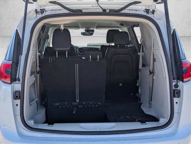 Used 2023 Chrysler Pacifica Touring-L FWD image 6