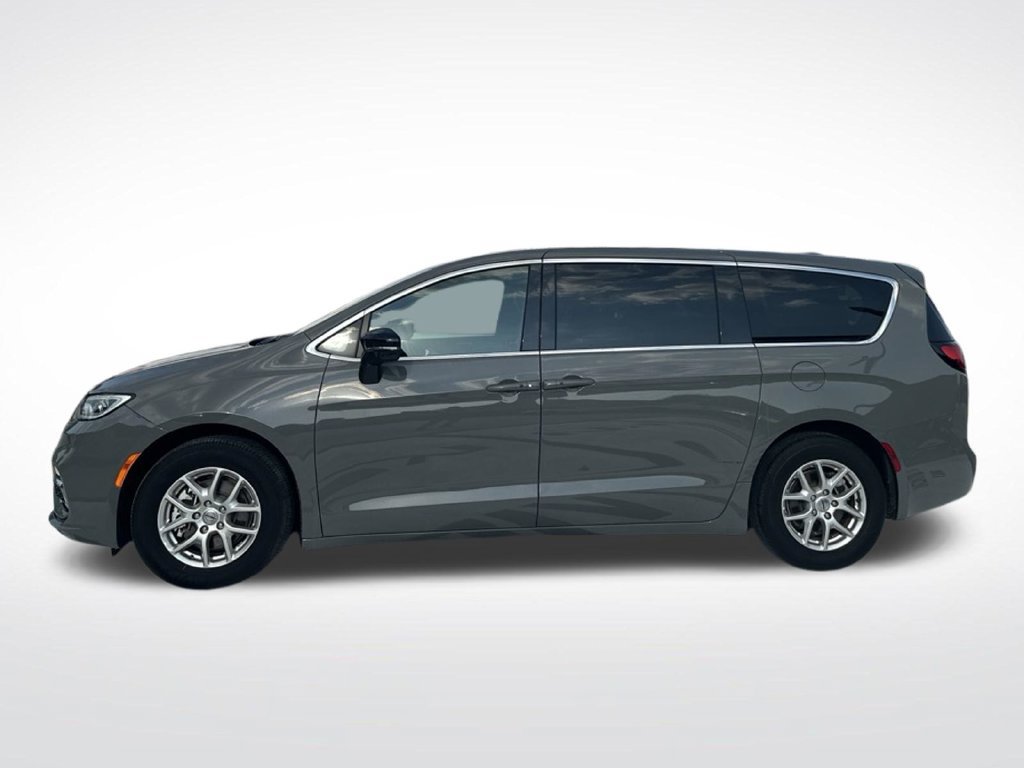 Used 2025 Chrysler Pacifica Select FWD image 2
