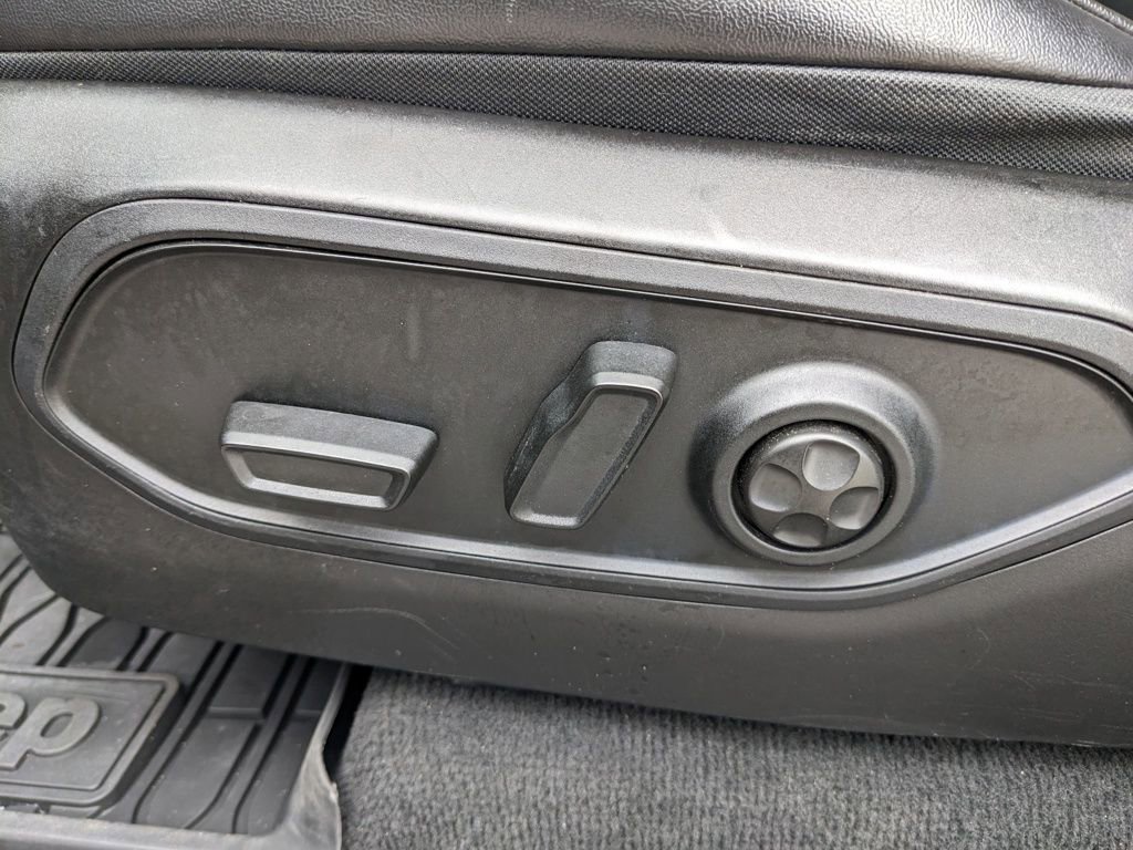 Used 2022 Jeep Grand Cherokee Limited image 50