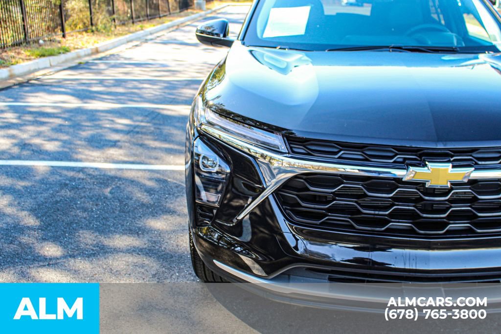 Used 2025 Chevrolet Trax LT w/ LT Convenience Package image 12