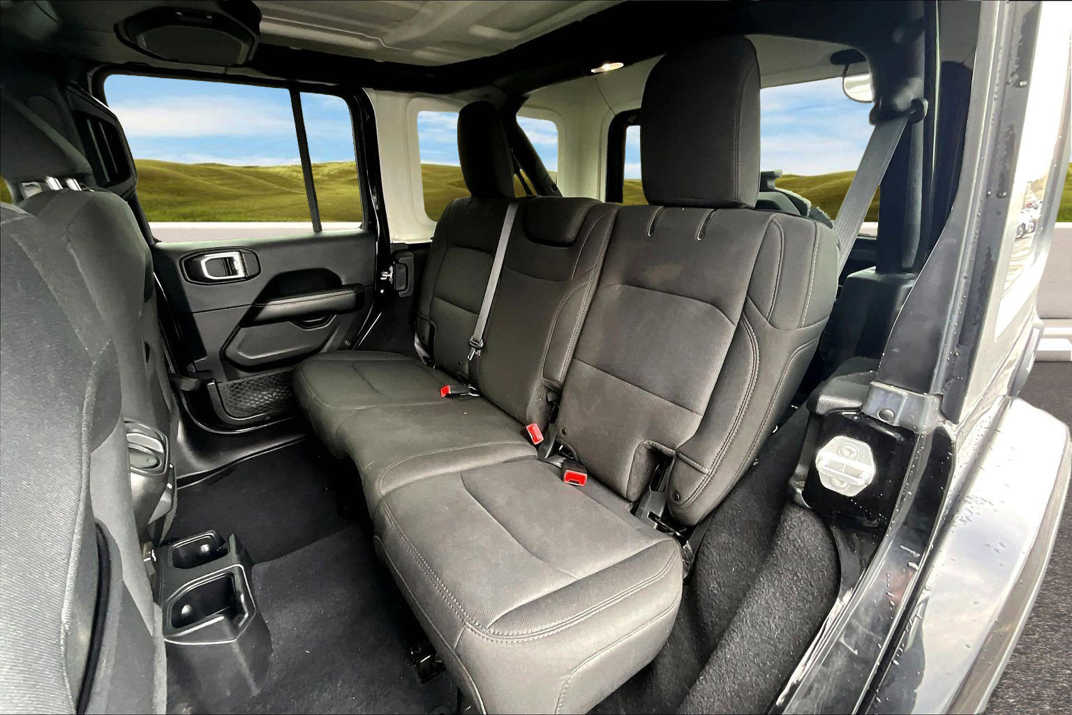 Used 2018 Jeep Wrangler Unlimited Sahara w/ Cold Weather Group AWD/4WD image 14