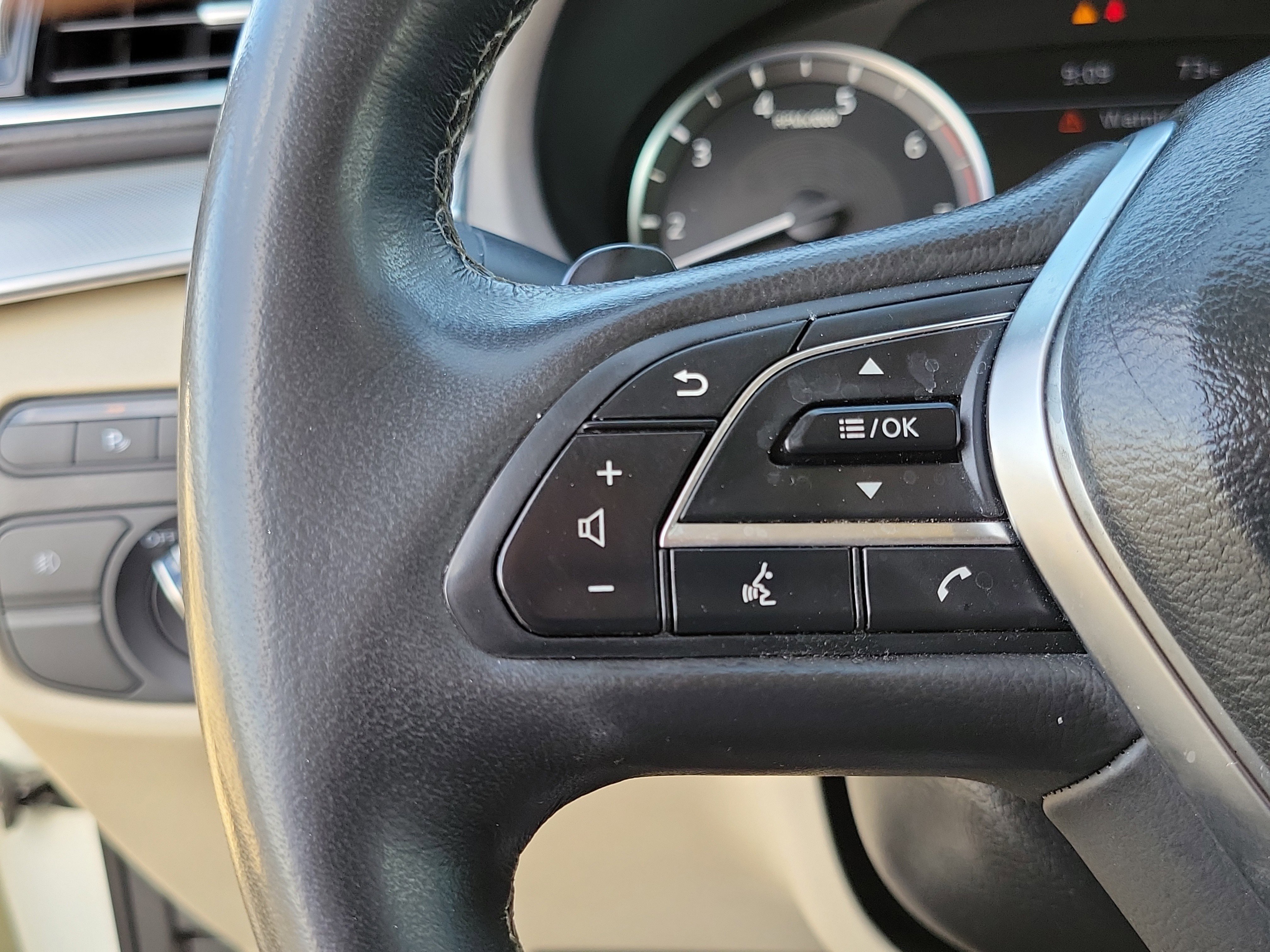Used 2019 INFINITI QX50 Essential w/ Cargo Package FWD image 9