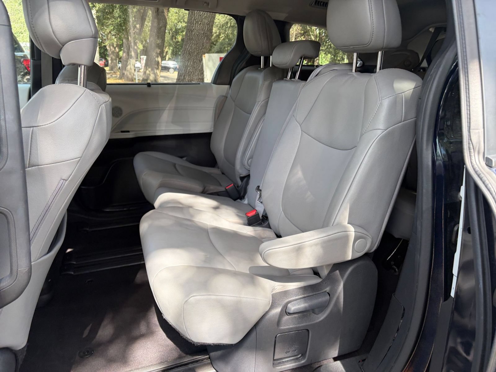 Used 2025 Toyota Sienna XLE FWD image 40