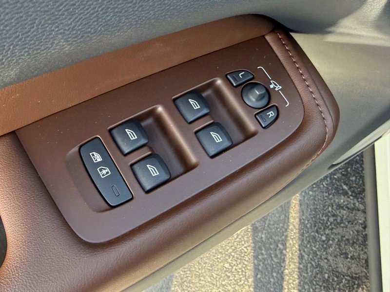 Used 2023 Volvo XC60 B6 Ultimate w/ Protection Package Premier image 15