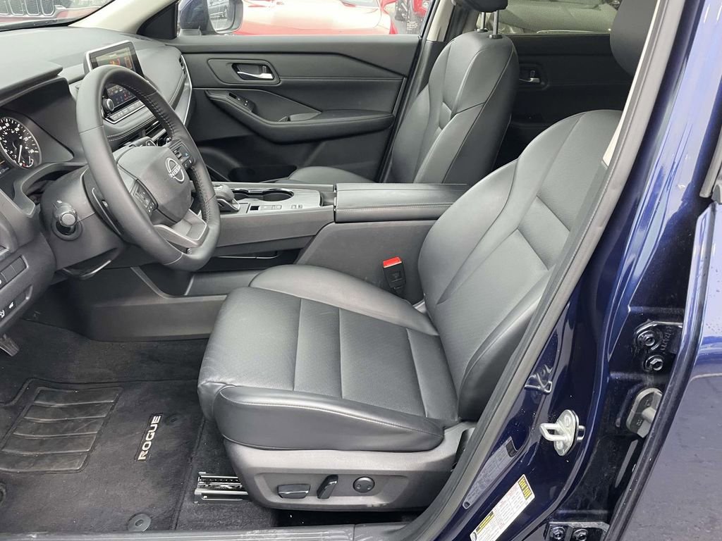 Used 2025 Nissan Rogue SV w/ SV Premium Package image 30