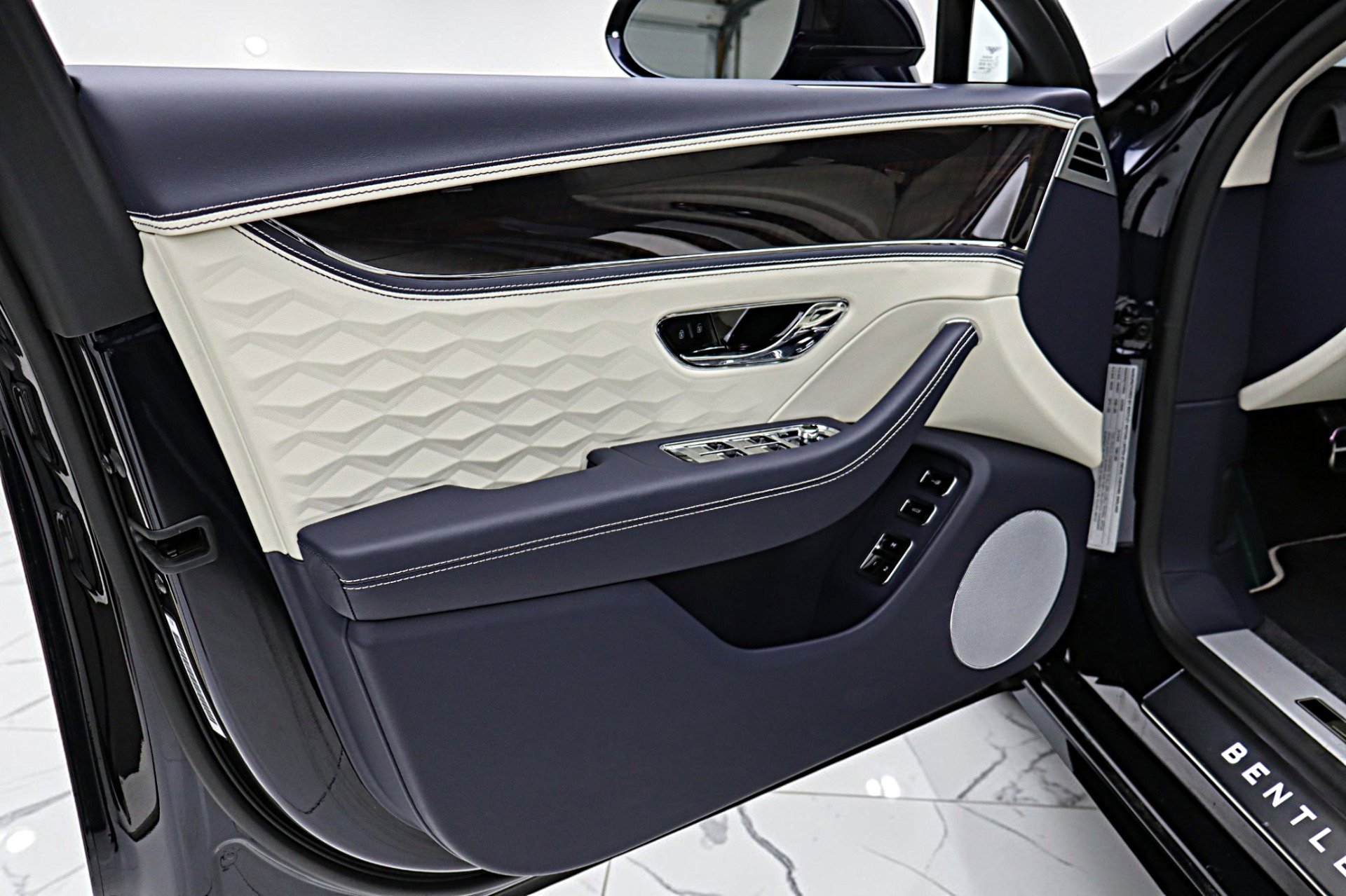 Used 2025 Bentley Flying Spur Plug-In Hybrid image 47