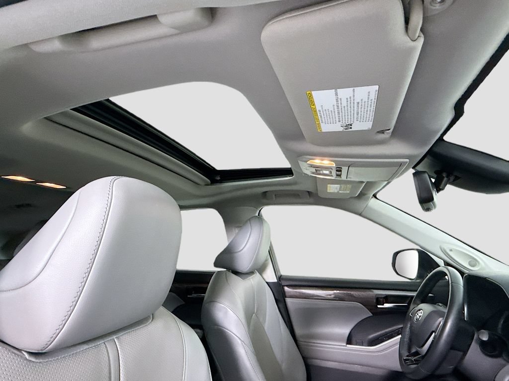 Used 2022 Toyota Highlander Limited FWD image 18