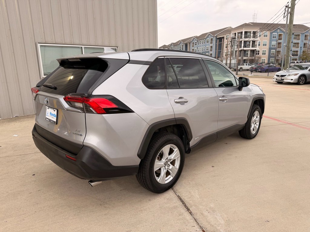 Used 2021 Toyota RAV4 LE image 8