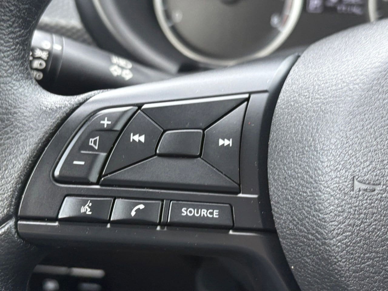 Certified 2025 Nissan Kicks Play S FWD image 19