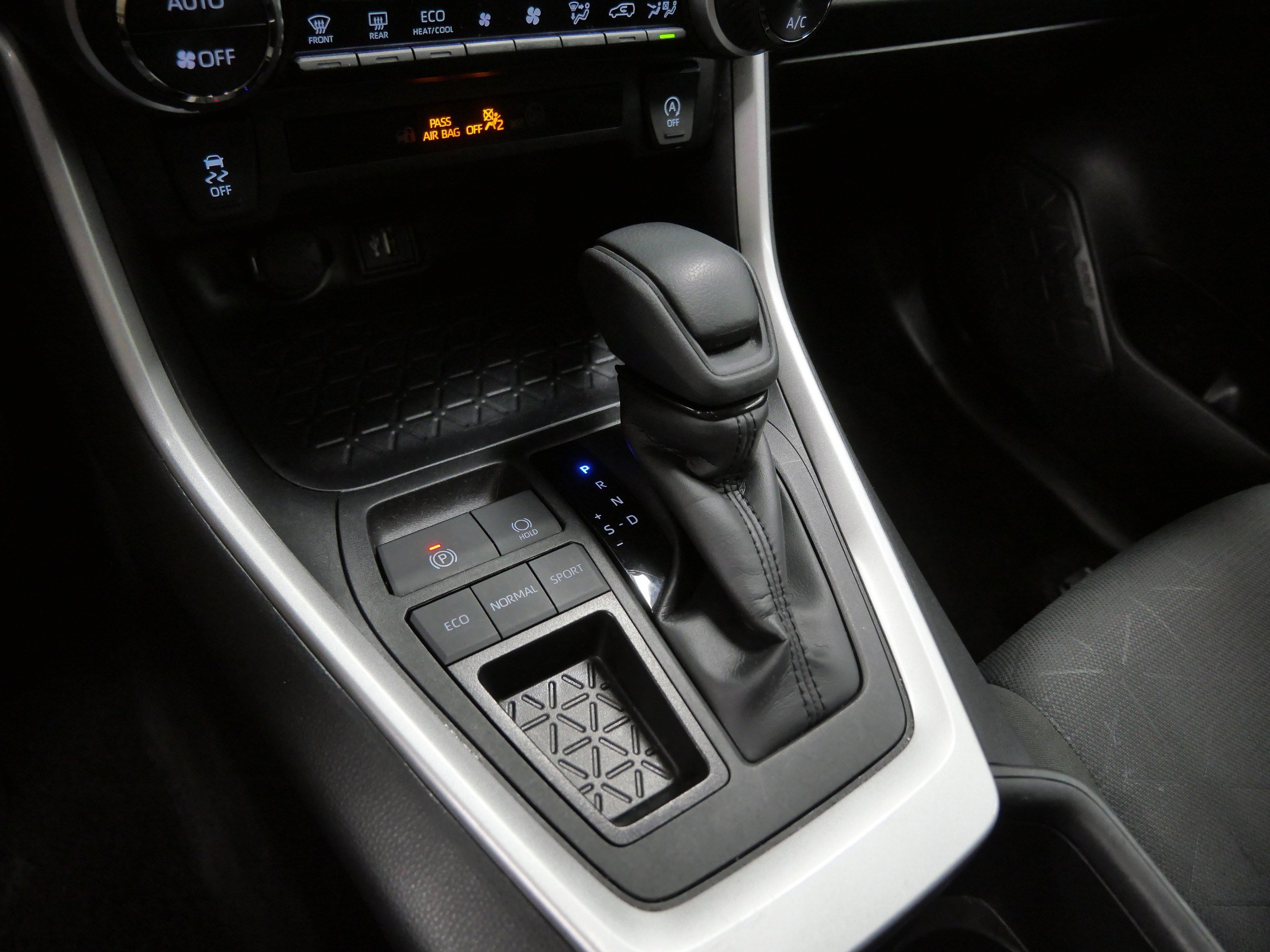 Certified 2025 Toyota RAV4 XLE FWD image 25