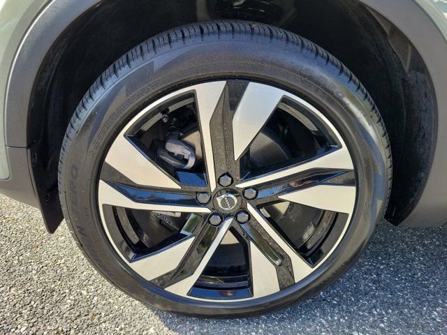 Used 2025 Volvo XC40 B5 Plus w/ Protection Package Premier image 17