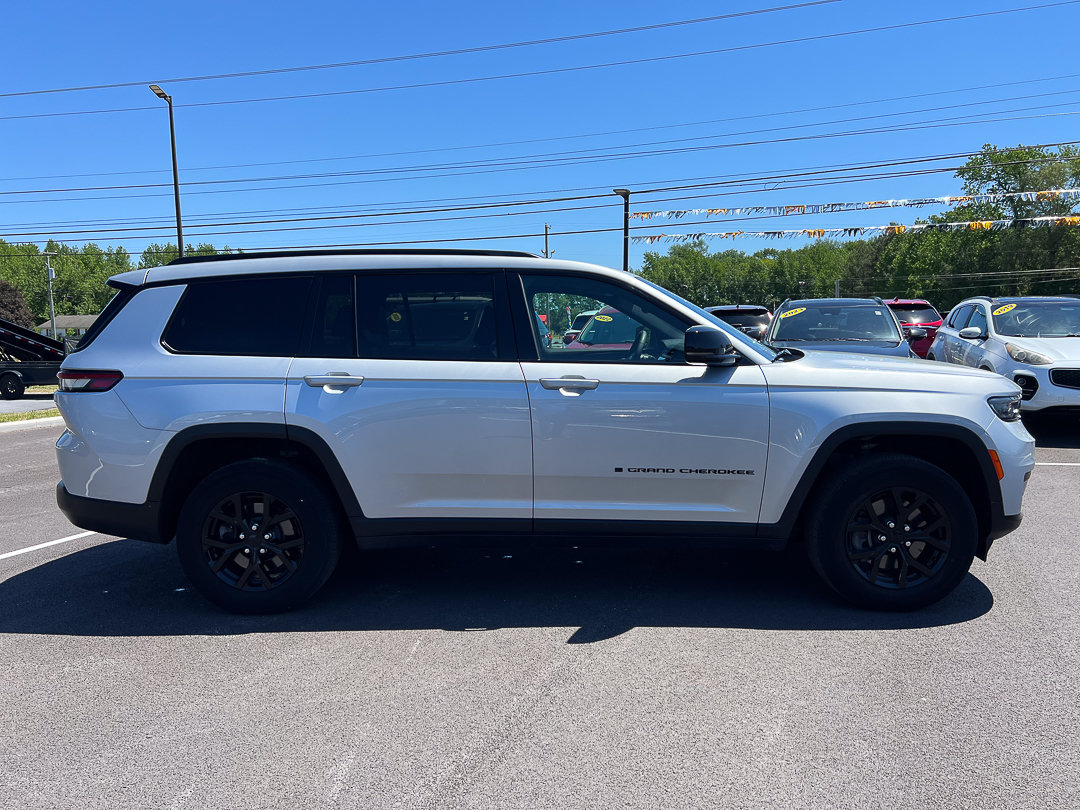 Used 2024 Jeep Grand Cherokee L Altitude AWD/4WD image 11