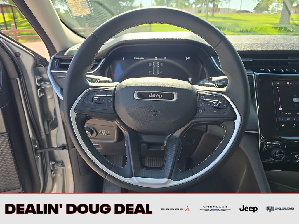 Used 2023 Jeep Grand Cherokee Laredo image 16